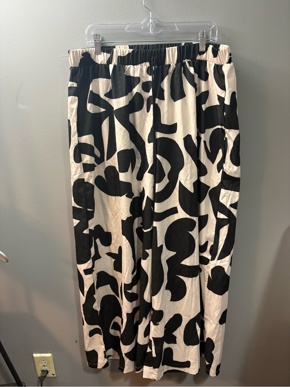 SHEIN Black and Cream Abstract Print Pants - 3XL